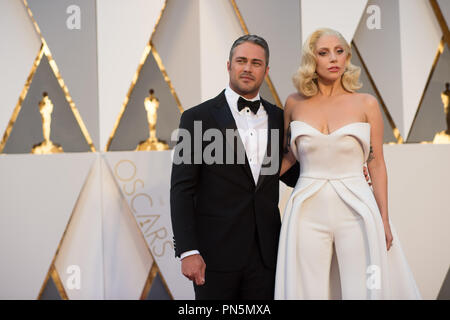 Oscar®-candidat, Lady Gaga, arrive avec Taylor Kinney à la 88e cérémonie des Oscars® au Dolby® Theatre à Hollywood, CA le Dimanche, Février 28, 2016. Référence #  32854 Fichier 385THA pour un usage éditorial uniquement - Tous droits réservés Banque D'Images