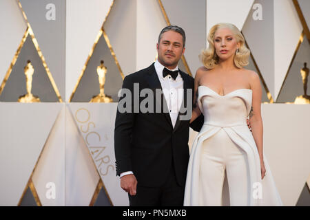 Oscar®-candidat, Lady Gaga, arrive avec Taylor Kinney à la 88e cérémonie des Oscars® au Dolby® Theatre à Hollywood, CA le Dimanche, Février 28, 2016. Référence #  32854 Fichier 386THA pour un usage éditorial uniquement - Tous droits réservés Banque D'Images