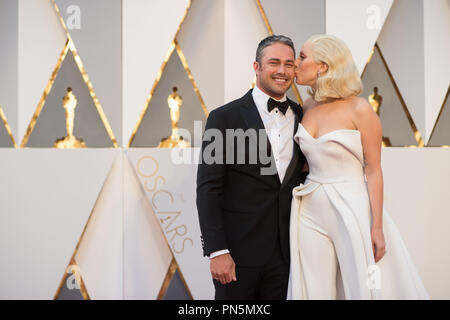 Oscar®-candidat, Lady Gaga, arrive avec Taylor Kinney à la 88e cérémonie des Oscars® au Dolby® Theatre à Hollywood, CA le Dimanche, Février 28, 2016. Référence #  32854 Fichier 387THA pour un usage éditorial uniquement - Tous droits réservés Banque D'Images