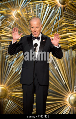 Le Vice-président Joe Biden présentateur sur scène lors de la diffusion de l'ABC en direct 88e Oscars® au Dolby® Theatre à Hollywood, CA le Dimanche, Février 28, 2016. Référence #  32854 Fichier 571THA pour un usage éditorial uniquement - Tous droits réservés Banque D'Images