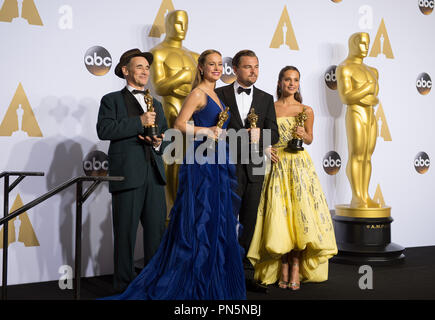 Oscar®-gagnant, Mark Rylance, pour sa performance par un acteur dans un rôle de soutien, pour son rôle dans "Pont des espions" ; Oscar®-gagnant, Brie Larson, pour sa performance par une actrice dans un premier rôle, pour travailler sur "prix" ; Oscar®-gagnant, Leonardo DiCaprio, pour sa performance par un acteur dans un premier rôle, pour un travail sur "Le Revenant" ; Oscar®-gagnant, Alicia Vikander, pour son Oscar® pour l'interprétation féminine dans un rôle de soutien, pour son rôle dans "The Danish Girl" pose en coulisses après la diffusion de l'ABC en direct 88e Oscars® au Dolby® Theatre à Hollywood, CA le Dimanche, Février 28, 2016. Banque D'Images