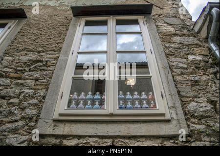 Hum, Istrie, Croatie centrale - Lot de pots de verre aux truffes affiché dans la fenêtre de magasin Banque D'Images