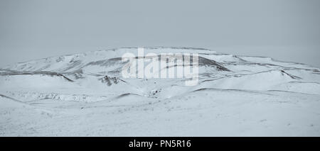 Scène typique du paysage islandais de contours en pente douce et des courbes de collines et montagnes couvertes de neige dans le sud de l'Islande Banque D'Images