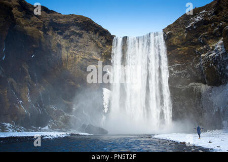 Spectaculaire cascade touristique à Skogar - Skogar - dans le sud de l'Islande avec les eaux de fonte des glaciers jaillissante Banque D'Images