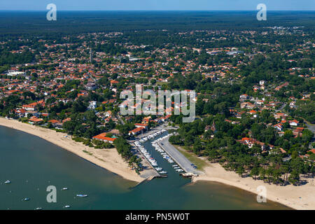 Andernos-les-Bains (au sud-ouest de la France) : Vue aérienne de la ville dans le bassin d'Arcachon Le port de plaisance (non disponible pour la production de cartes postales) Banque D'Images