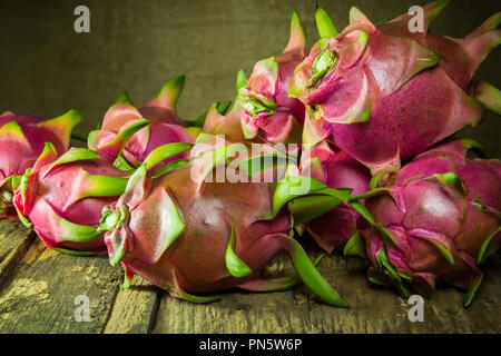 Les fruits du dragon sur bois nature morte art photography Banque D'Images