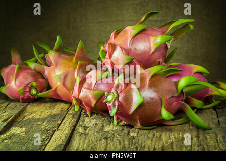 Les fruits du dragon sur bois nature morte art photography Banque D'Images