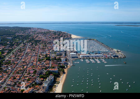 Arcachon (sud-ouest de la France) : Vue aérienne de la ville et de la marina (non disponible pour l'édition de cartes postales) Banque D'Images