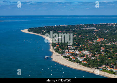 Arcachon (sud-ouest de la France) : Vue aérienne de la ville avec la plage des Abatilles et la jetée Moulleau (non disponible pour la production de cartes postales) Banque D'Images