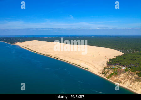 Vue aérienne de la dune du Pyla dans le bassin d'Arcachon. Aperçu de la dune et de la forêt des Landes (pas disponible pour la production de cartes postales) Banque D'Images