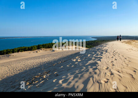 Vue aérienne de la dune du Pyla dans le bassin d'Arcachon. Aperçu de la dune et de la forêt des Landes (pas disponible pour la production de cartes postales) Banque D'Images