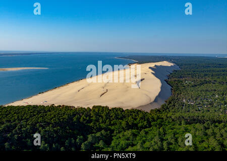 Vue aérienne de la dune du Pyla dans le bassin d'Arcachon. Aperçu de la dune et de la forêt des Landes (pas disponible pour la production de cartes postales) Banque D'Images