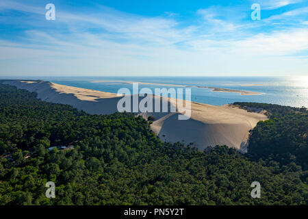 Vue aérienne de la dune du Pyla dans le bassin d'Arcachon. Aperçu de la dune et de la forêt des Landes (pas disponible pour la production de cartes postales) Banque D'Images