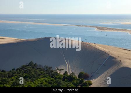 Vue aérienne de la dune du Pyla dans le bassin d'Arcachon. Aperçu de la dune et de la forêt des Landes (pas disponible pour la production de cartes postales) Banque D'Images