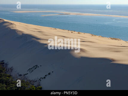 Vue aérienne de la dune du Pyla dans le bassin d'Arcachon. Aperçu de la dune et de la forêt des Landes (pas disponible pour la production de cartes postales) Banque D'Images