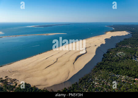 Vue aérienne de la dune du Pyla dans le bassin d'Arcachon. Aperçu de la dune et de la forêt des Landes (pas disponible pour la production de cartes postales) Banque D'Images