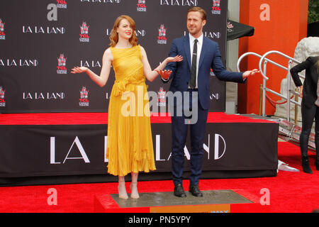 Emma Stone et Ryan Gosling à leur main et cérémonie à l'Empreinte Théâtre chinois de Grauman à Hollywood, CA, le 7 décembre 2016. Photo par Joseph Martinez / PictureLux Banque D'Images