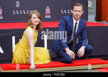 Emma Stone et Ryan Gosling à leur main et cérémonie à l'Empreinte Théâtre chinois de Grauman à Hollywood, CA, le 7 décembre 2016. Photo par Joseph Martinez / PictureLux Banque D'Images