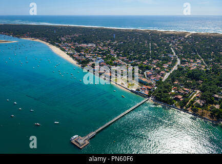 Lege-Cap-Ferret (sud-ouest de la France) : Vue aérienne du Cap Ferret. "La Jetée la jetée de Belisaire" et les parcs à huîtres couverts dans l'eau vue Banque D'Images