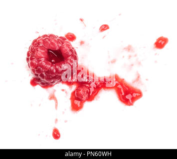 Framboises brisées isolated on white Banque D'Images