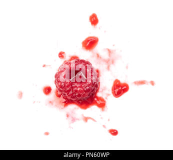 Framboises brisées isolated on white Banque D'Images