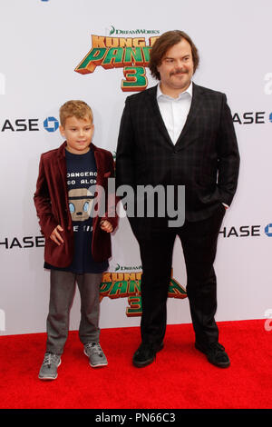 Jack Black et fils Samuel Jason noir à la première mondiale de Dreamworks Animation et Twentieth Century Fox's 'Kung Fu Panda 3' qui s'est tenue au Théâtre chinois de Grauman à Hollywood, CA, le 16 janvier 2016. Photo par Joe Martinez / PictureLux Banque D'Images