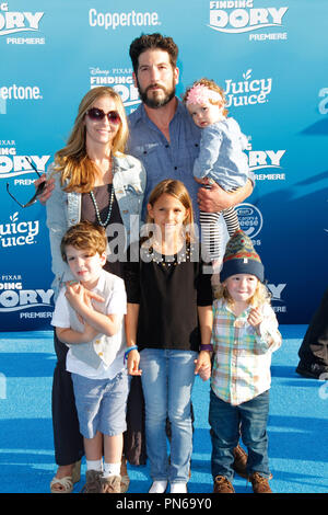 Jon Bernthal et la famille lors de la première mondiale du Disney's 'Trouver Dory" tenue au El Capitan Theatre à Hollywood, CA, le 8 juin 2016. Photo par Joe Martinez / PictureLux Banque D'Images