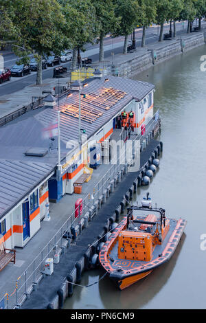 Londres RNLI Lifeboat Pier avec de l'eau de plaisance de Waterloo Bridge, l'embarcation de pêche côtière de classe E est la plus rapide de la flotte de la RNLI et a été spécialement desig Banque D'Images