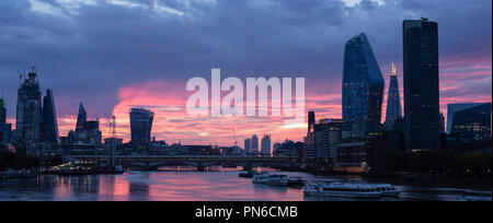 Le lever du soleil sur la Tamise à Londres du Waterloo Bridge, avec le tesson, South Bank Tower, le vase, et le gratte-ciel talkie walkie Banque D'Images