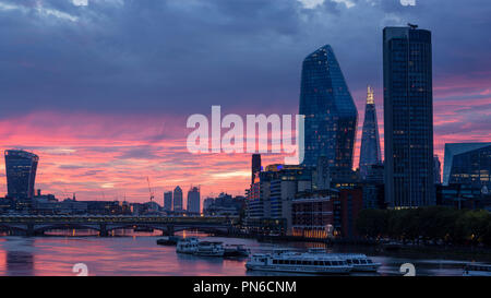 Le lever du soleil sur la Tamise à Londres du Waterloo Bridge, avec le tesson, South Bank Tower, le vase, et le gratte-ciel talkie walkie Banque D'Images