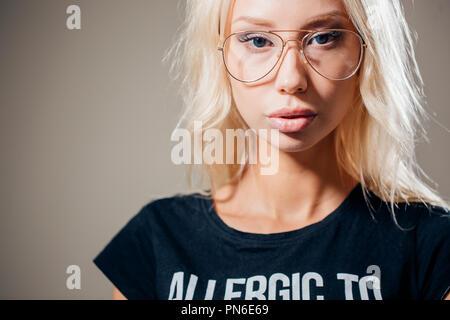 Femme dans les verres,femme sur un fond gris chaud Banque D'Images