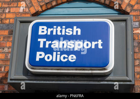 La police britannique des Transports signe au-dessus de l'entrée de porte à Crewe Cheshire UK Banque D'Images