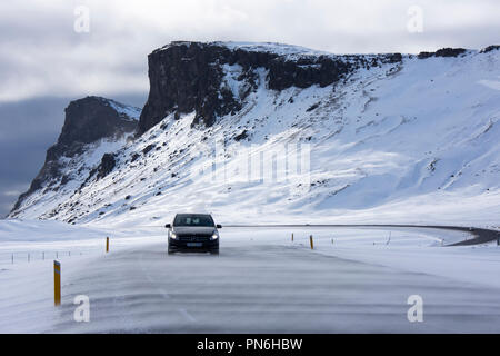 La neige rend les conditions de conduite automobile difficile par la neige des montagnes le long de la route principale de Reykjavik, le sud de l'Islande Banque D'Images