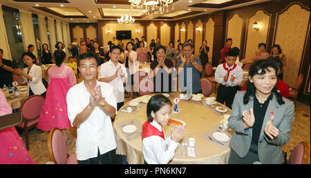 Sommet intercoréen, Sep 19, 2018 : les Coréens du Nord au restaurant de fruits de mer de Taedonggang à Pyongyang, la Corée du Nord. EDITORIAL N'utilisez que du corps de presse Crédit : Pyeongyang/Piscine/AFLO/Alamy Live News Banque D'Images