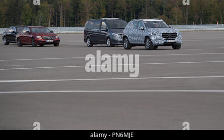 19 septembre 2018, Bade-Wurtemberg, Immendingen : Les voitures sont roulant sur une piste d'essai lors d'une séduction lors de la mise en service d'un nouveau test et Daimler AG Centre de technologie. Photo : Marijan Murat/dpa Banque D'Images