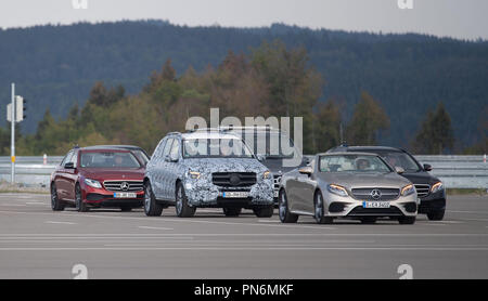 19 septembre 2018, Bade-Wurtemberg, Immendingen : Les voitures sont roulant sur une piste d'essai lors d'une séduction lors de la mise en service d'un nouveau test et Daimler AG Centre de technologie. Photo : Marijan Murat/dpa Banque D'Images