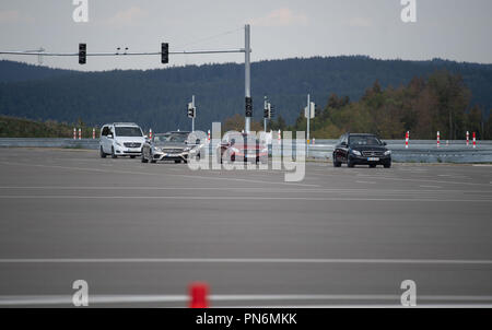 19 septembre 2018, Bade-Wurtemberg, Immendingen : Les voitures sont roulant sur une piste d'essai lors d'une séduction lors de la mise en service d'un nouveau test et Daimler AG Centre de technologie. Photo : Marijan Murat/dpa Banque D'Images