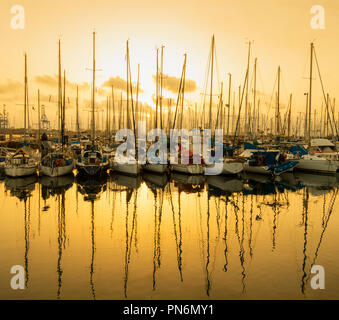 Las Palmas, Gran Canaria, Îles Canaries, Espagne. 20 septembre 2018. Météo : Le soleil se lève sur yachts dans la marina de Las Palmas sur une glorieuse jeudi matin sur Gran Canaria. Banque D'Images