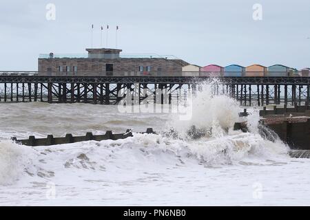 Hastings, East Sussex, UK. Sep 20, 2018. Météo France : De forts vents sur la mer de Hastings dans l'East Sussex et un ciel couvert outlook pour la journée. Hastings pier et une mer agitée. © Paul Lawrenson, 2018 Crédit photo : Paul Lawrenson / Alamy Live News Banque D'Images