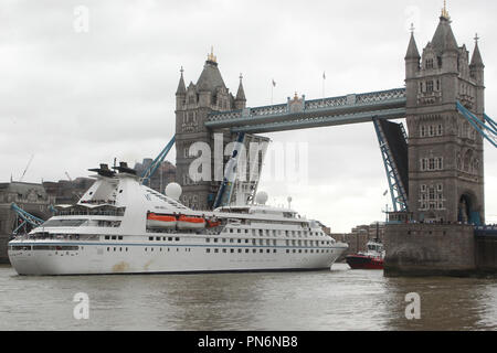 Londres, Royaume-Uni, 20 septembre 2018. Tower Bridge remonte-pentes pour le paquebot de luxe Star Breeze à traverser. Il passa par la poupe en premier et fut lentement manœuvré par deux remorqueurs et accosté à côté du HMS Belfast sur la Tamise. Banque D'Images