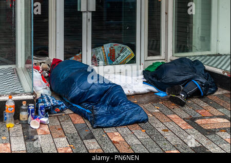 Cork, Irlande. 20e Septembre, 2018. Deux sans-abri dormir dans une porte dans les sacs de couchage détrempé dans de fortes pluies dans le centre-ville de Cork. Le liège est l'un des 7 comtés irlandais d'être émis un avertissement météo jaune par Met Eireann avec Bronagh tempête devrait frapper l'Irlande dimanche. Credit : Andy Gibson/Alamy Live News. Banque D'Images