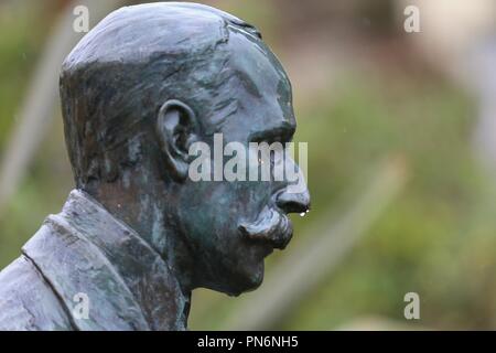 Statue de Sir Edward Elgar par temps humide, Great Malvern, Royaume-Uni Banque D'Images