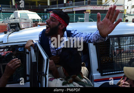 19 septembre 2018 - deuil chiite du Cachemire crier des slogans comme police tenta d'arrêter leur procession Muharram à Srinagar, dans le Cachemire sous administration indienne le 19 septembre 2018. La police a tiré des gaz lacrymogènes pour déjouer le Moharram procession, qui a été interdite dans certaines parties de Srinagar depuis 1990 avec le gouvernement indiens en votant en invoquant des considérations de sécurité. De nombreux Chiites musulmans ont également été arrêtés alors qu'ils essayaient de mars dans le centre ville de Srinagar. Moharram est le premier mois de l'Islam et est un mois de deuil pour les chiites en souvenir du martyre de lmam Hussain, le petit-fils de Pr Banque D'Images