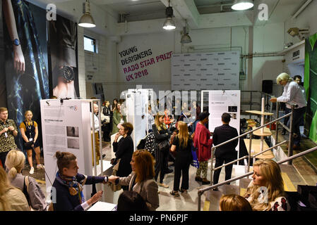 Londres, Royaume-Uni. 20 septembre 2018. Une exposition a lieu dans le Bargehouse à côté de l'Oxo Tower comme designjunction, partie de London Design Festival, s'ouvre sur la rive sud. Maintenant dans sa huitième année, des centaines de produits, boutique boutiques pop-up, des installations sur mesure, y compris un 'haut de 9 mètres, au-dessus de la sculpture des EAU et ruban passerelle sur la rivière, des expositions et un programme d'entretiens spécialement organisée aura lieu du 20 au 23 septembre. Crédit : Stephen Chung / Alamy Live News Banque D'Images