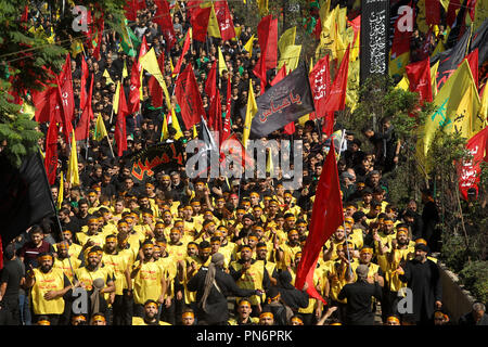 Beyrouth, Liban. Sep 20, 2018. 20 septembre 2018, Liban, Beyrouth : les partisans du Hezbollah, les libanais pro-iranien parti islamiste chiite, groupe militant et crier des slogans et agitent des drapeaux lors d'un rassemblement de masse pour marquer la 'Mourning de Muharram' procession religieuse, tenue le neuvième jour de Muharram, à Beyrouth, Liban, le 20 septembre 2018. Les musulmans chiites dans le monde d'observer la première Muharram, mois du calendrier islamique, pour marquer le martyre de l'Imam Hussein ibn Ali, le petit-fils du prophète Mahomet. Islamique Credit : Marwan Naamani/afp/Alamy Live News Banque D'Images