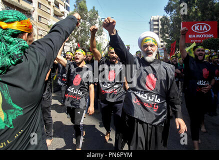 Beyrouth, Liban. Sep 20, 2018. 20 septembre 2018, Liban, Beyrouth : les partisans du Hezbollah, les libanais pro-iranien parti islamiste chiite, groupe militant et crier des slogans lors d'un rassemblement de masse pour marquer la 'Mourning de Muharram' procession religieuse, tenue le neuvième jour de Muharram, à Beyrouth, Liban, le 20 septembre 2018. Les musulmans chiites dans le monde d'observer la première Muharram, mois du calendrier islamique, pour marquer le martyre de l'Imam Hussein ibn Ali, le petit-fils du prophète Mahomet. Islamique Credit : Marwan Naamani/afp/Alamy Live News Banque D'Images