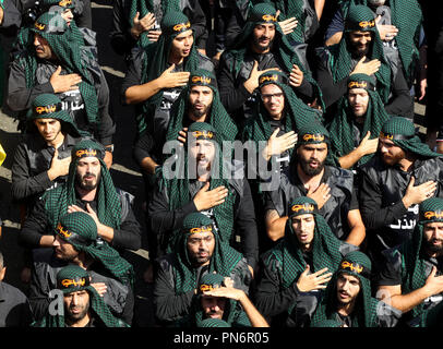 Beyrouth, Liban. Sep 20, 2018. 20 septembre 2018, Liban, Beyrouth : les partisans du Hezbollah, les libanais pro-iranien parti islamiste chiite et groupe militant, prendre part à un rassemblement de masse pour marquer la 'Mourning de Muharram' procession religieuse, tenue le neuvième jour de Muharram, à Beyrouth, Liban, le 20 septembre 2018. Les musulmans chiites dans le monde d'observer la première Muharram, mois du calendrier islamique, pour marquer le martyre de l'Imam Hussein ibn Ali, le petit-fils du prophète Mahomet. Islamique Credit : Marwan Naamani/afp/Alamy Live News Banque D'Images