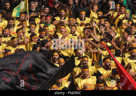 Beyrouth, Liban. Sep 20, 2018. 20 septembre 2018, Liban, Beyrouth : les partisans du Hezbollah, les libanais pro-iranien parti islamiste chiite, groupe militant et crier des slogans et agitent des drapeaux lors d'un rassemblement de masse pour marquer la 'Mourning de Muharram' procession religieuse, tenue le neuvième jour de Muharram, à Beyrouth, Liban, le 20 septembre 2018. Les musulmans chiites dans le monde d'observer la première Muharram, mois du calendrier islamique, pour marquer le martyre de l'Imam Hussein ibn Ali, le petit-fils du prophète Mahomet. Islamique Credit : Marwan Naamani/afp/Alamy Live News Banque D'Images