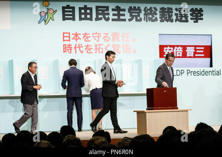 Les politiciens japonais voter pour le Parti libéral-démocrate (LDP) leadership election le 20 septembre 2018, Tokyo, Japon. Le Premier ministre japonais Shinzo Abe a battu l'ancien ministre de la Défense Shigeru Ishiba à et restera en tant que chef de la LDP pour un troisième mandat de trois ans. Credit : Rodrigo Reyes Marin/AFLO/Alamy Live News Banque D'Images