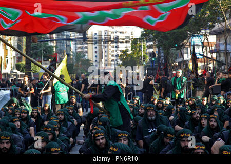 Beyrouth, Liban. Sep 20, 2018. 20 septembre 2018, Liban, Beyrouth : les partisans du Hezbollah, les libanais pro-iranien parti islamiste chiite et groupe militant, prendre part à un rassemblement de masse pour marquer la 'Mourning de Muharram' procession religieuse, tenue le neuvième jour de Muharram, à Beyrouth, Liban, le 20 septembre 2018. Les musulmans chiites dans le monde d'observer la première Muharram, mois du calendrier islamique, pour marquer le martyre de l'Imam Hussein ibn Ali, le petit-fils du prophète Mahomet. Islamique Credit : Marwan Naamani/afp/Alamy Live News Banque D'Images